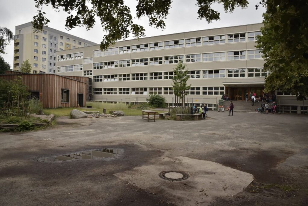Schulhof vor der Entsiegelung
