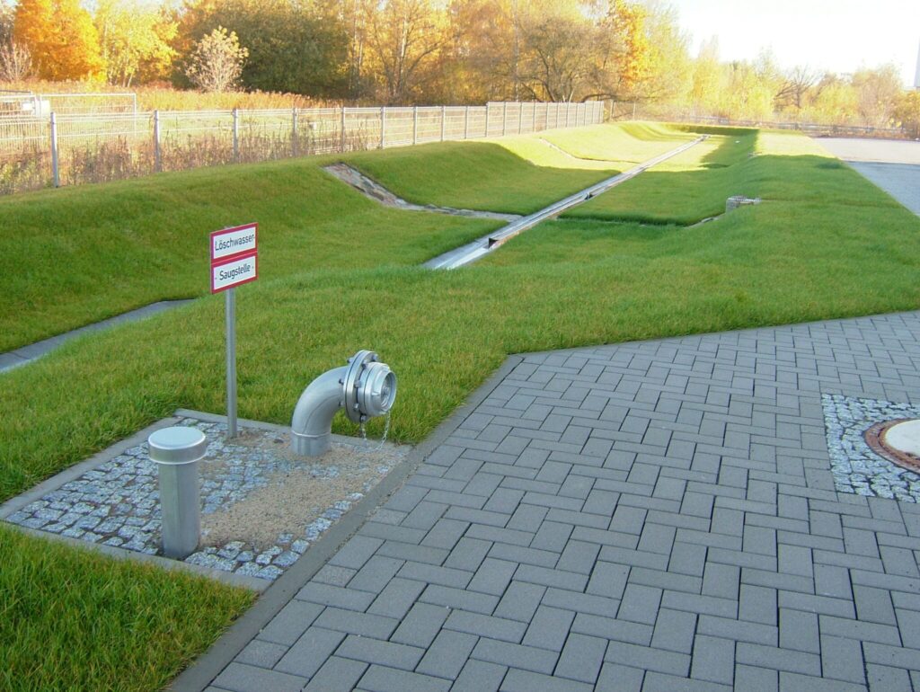 Regenrückhaltebecken und Löschwassersaugstelle