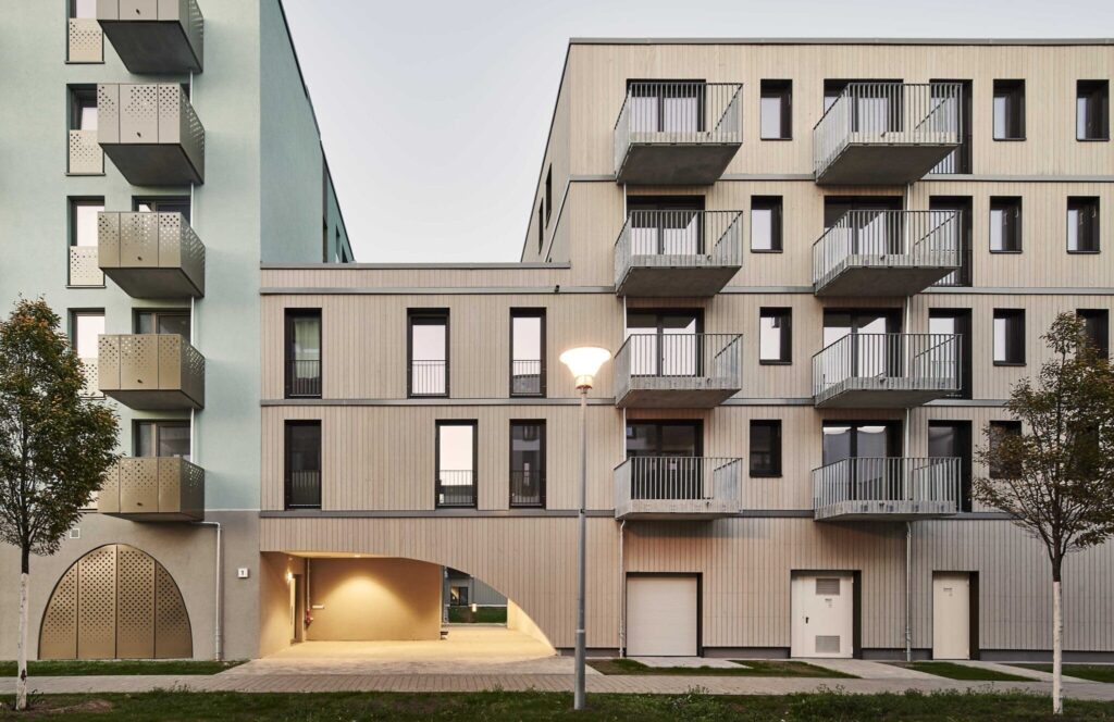Moderne Architektur trifft auf innovative Entwässerungslösungen über die Balkone