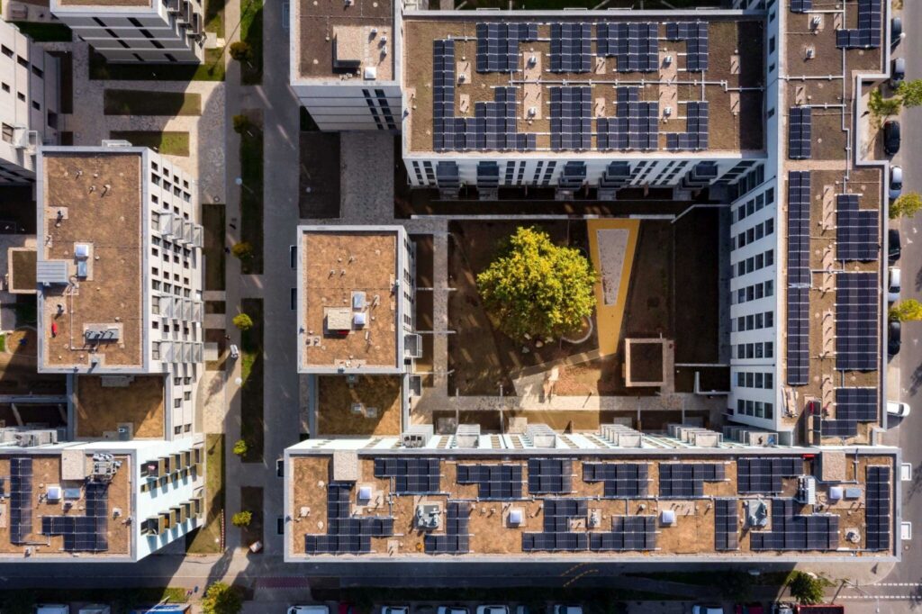 Das Quartier wird durch Photovoltaikanlagen mit nachhaltigem Strom versorgt. Dank seiner geringen Versiegelung bietet es zahlreiche Möglichkeiten zur Versickerung und Speicherung von Wasser. Die neu angelegte Dachbegrünung dient als zusätzlicher Wasserspeicher und fördert Biodiversität.