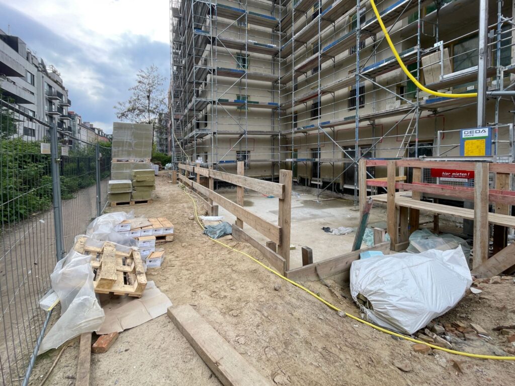 Unterbauter Spielhof