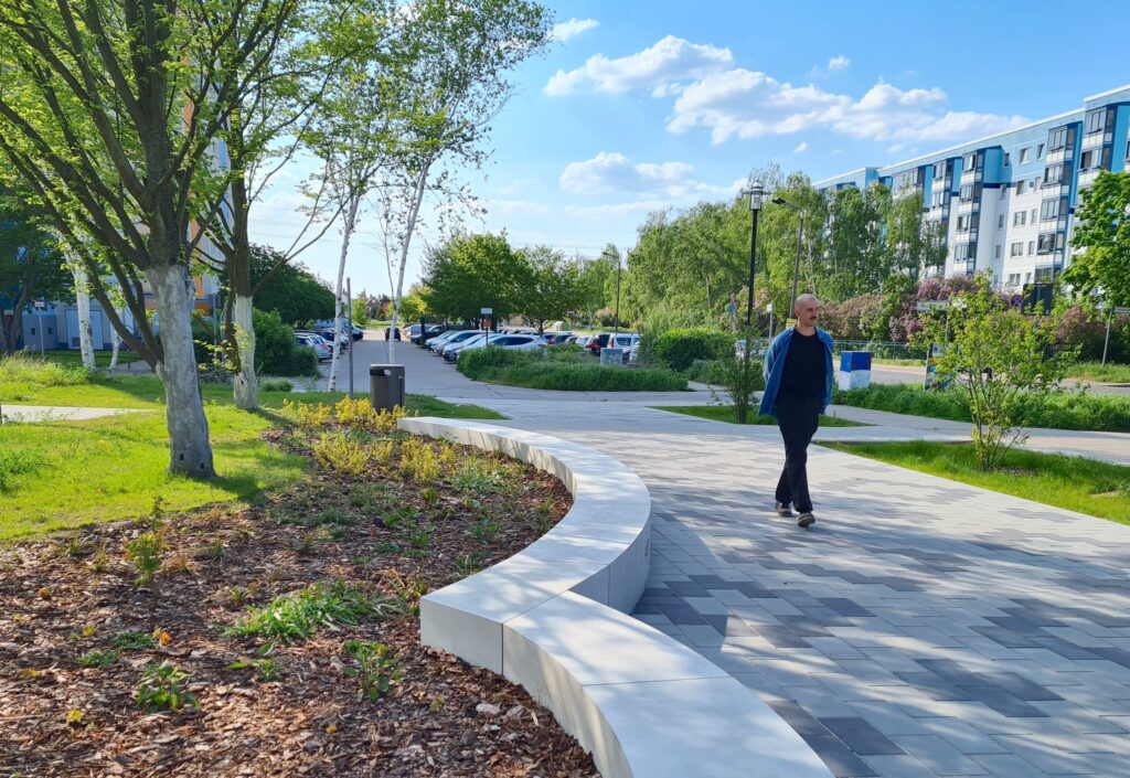 Fußweg mit anliegender Grünfläche