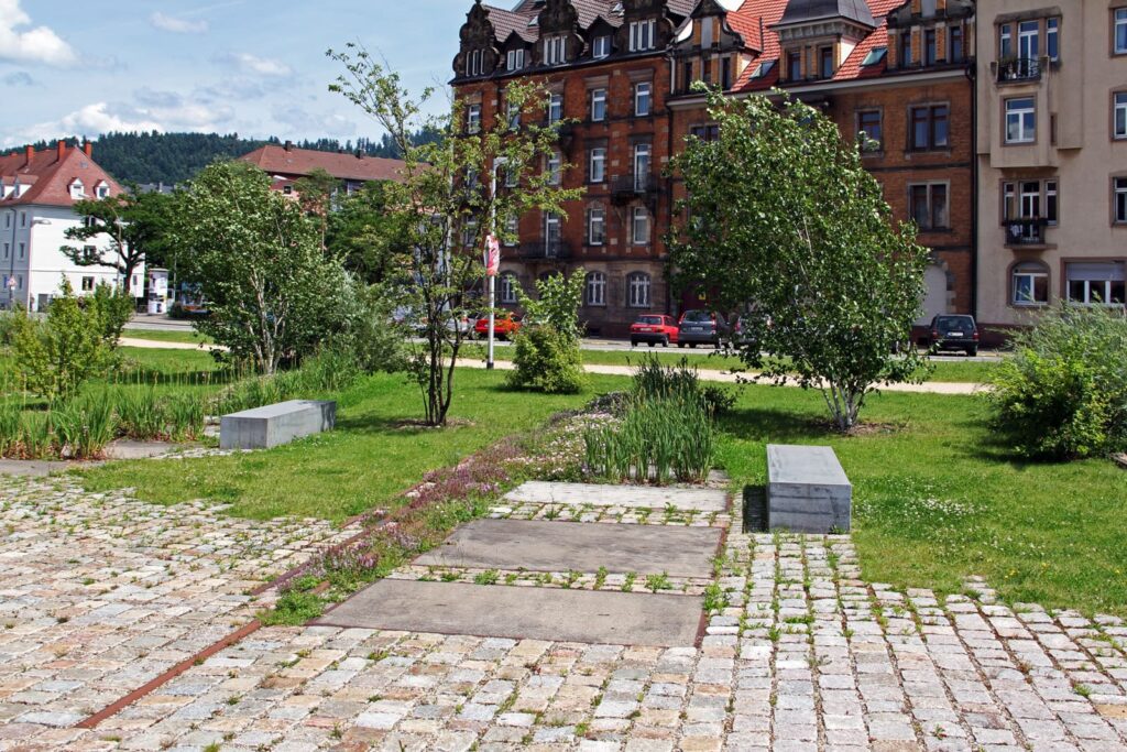 Begrünte Flächen und durchlässige Belagsfugen auf dem Zollhallenplatz Freiburg