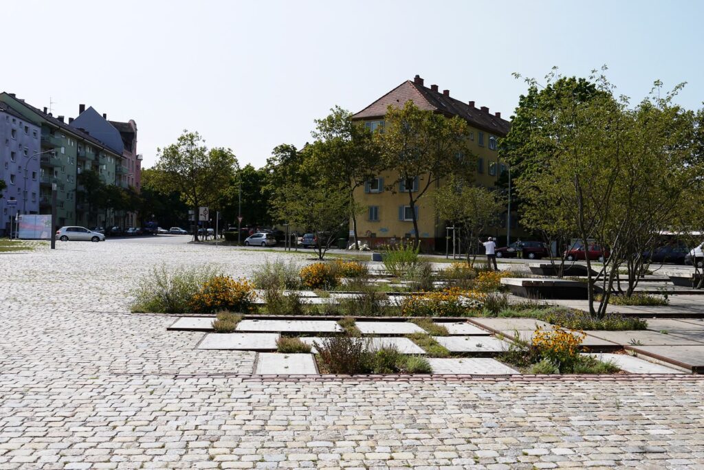 Begrünte Flächen und durchlässige Belagsfugen auf dem Zollhallenplatz Freiburg