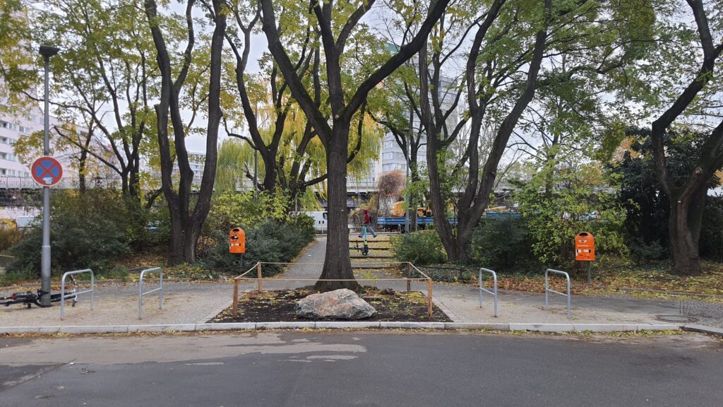 Fahrradständer neben Baumscheibe