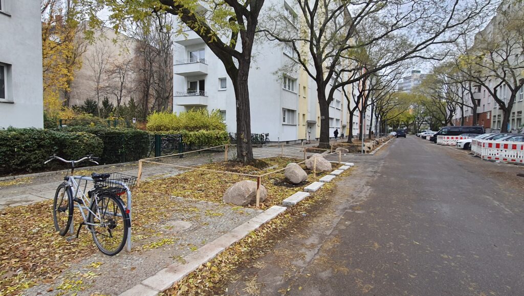 Fahrradständer neben erweiterter Baumscheibe