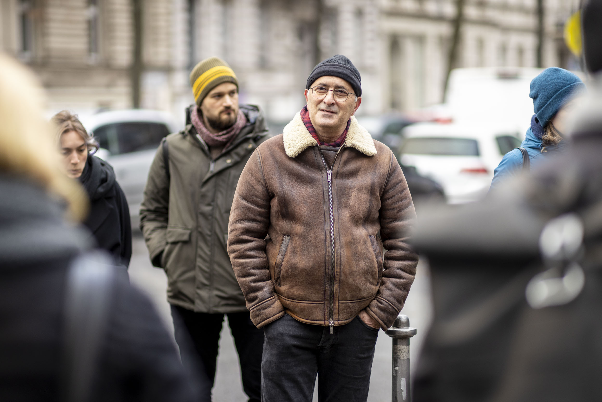 Person erklärt etwas während Führung