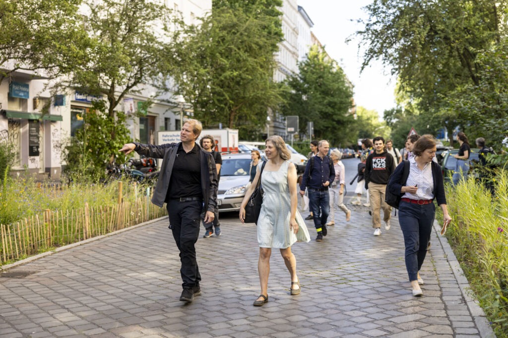 Führung durch Straße mit intensiver Begrünung
