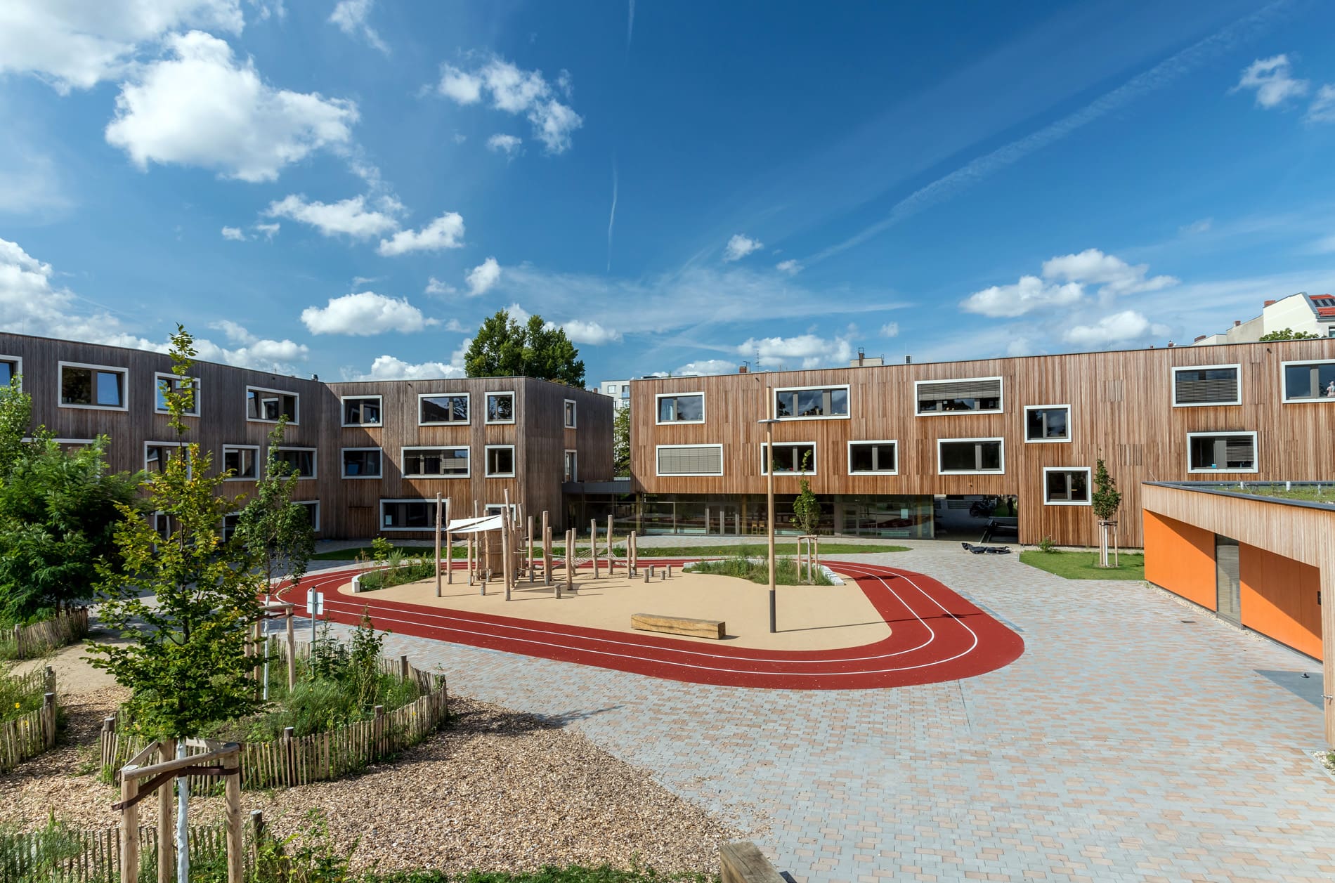 Der Schulhof des Waldorfcampus mit Laufbahn und Spielplatz.