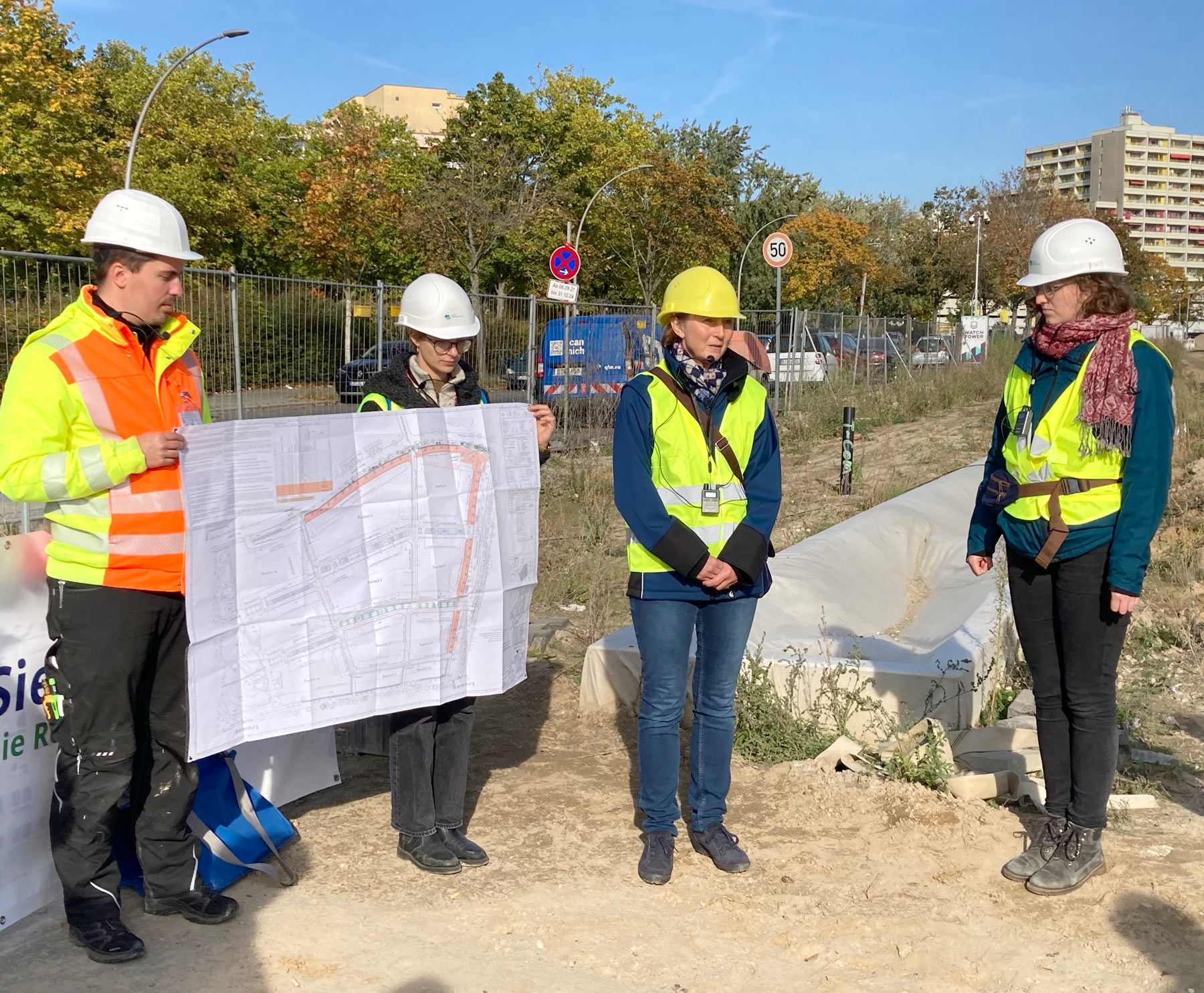 Agnes Kummelt von den Berliner Wasserbetrieben auf einer Führung durch das Quartier Buckower Felder anlässlich der infraSPREE 2024
