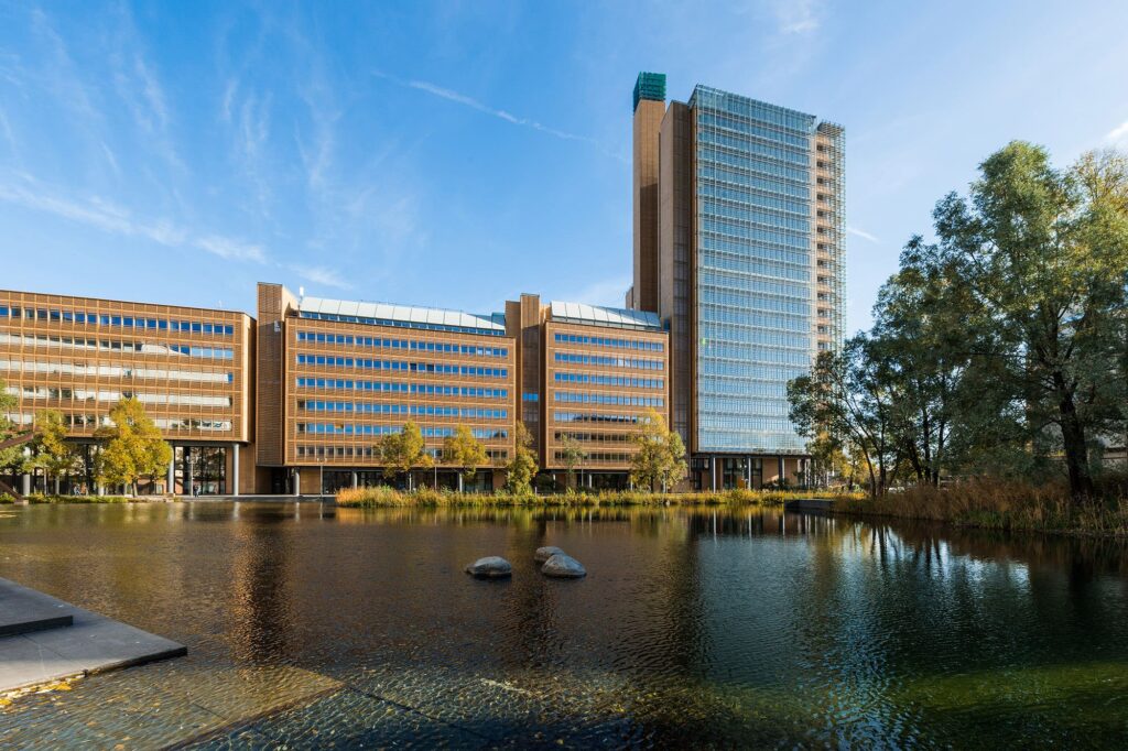 Rechtliche Vorgaben - Header Bild. Ansicht auf das Regewasserbecken am Potsdamer Platz