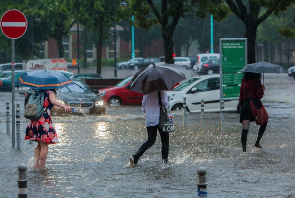 Überflutung in Folge von Starkregen in Berlin 2017 - die Schwammstadt hilft, die Stadt resilienter zu machen.