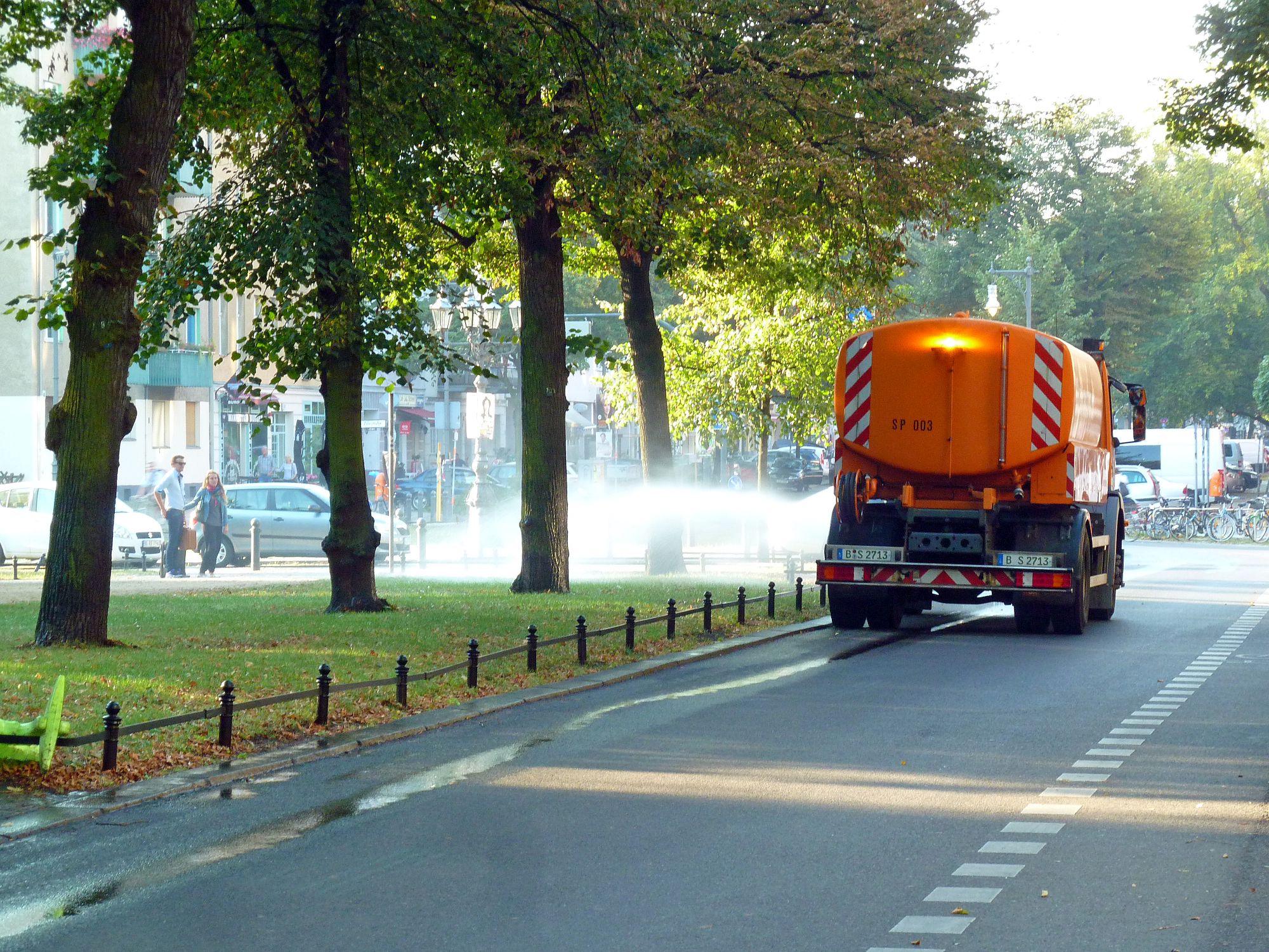 Wässerung von Berliner Stadtbäumen mit einem Tankwagen
