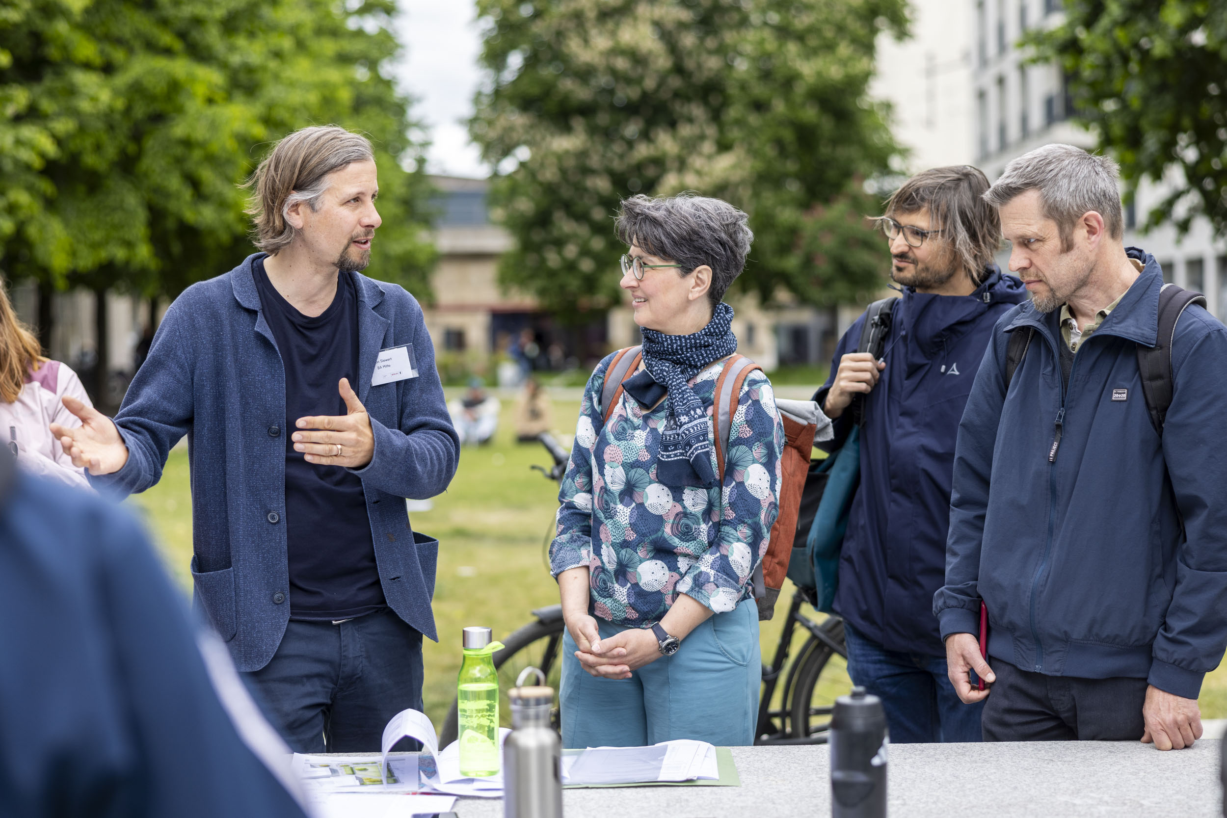 Jan Siewert vom Bezirksamt Mitte stellt die Entsiegelung und Neugestaltung des Hegelplatzes vor