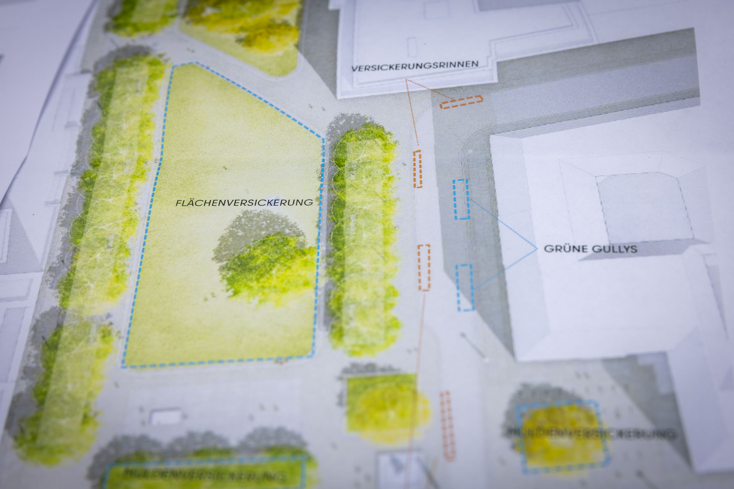 Plan von der Entsiegelung und Umgestaltung des Hegelplatzes in Berlin-Mitte mit Filterrinnen, Grünen Gullys und Flächenversickerung