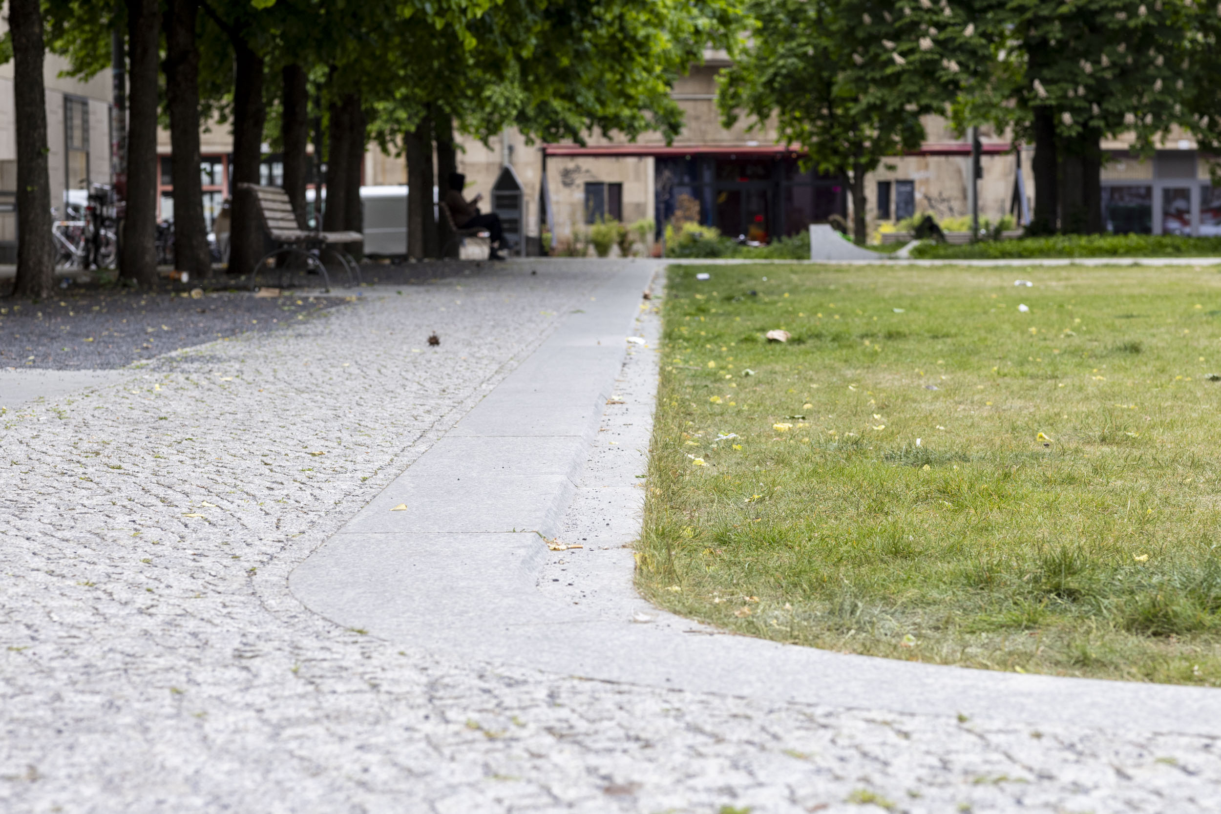 Auf dem Hegelplatz entwässert eine große Rasenfläche die angrenzenden Wegeflächen mittels Flächenversickerung.