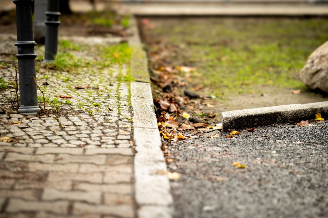 Über Rinnen zwischen den Bordsteinen kann Niederschlagswasser in entsiegelten Flächen fließen.