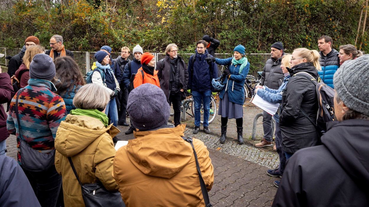 Ein dreiviertel Jahr nach dem ersten Vor-Ort-Termin zeigt Henneberger, was in der Blücherstraße seitdem passiert ist – zusammen mit Mehmet Dilek, Gruppenleiter für die Umsetzung von Baumaßnahmen im SGA des Bezirks.
