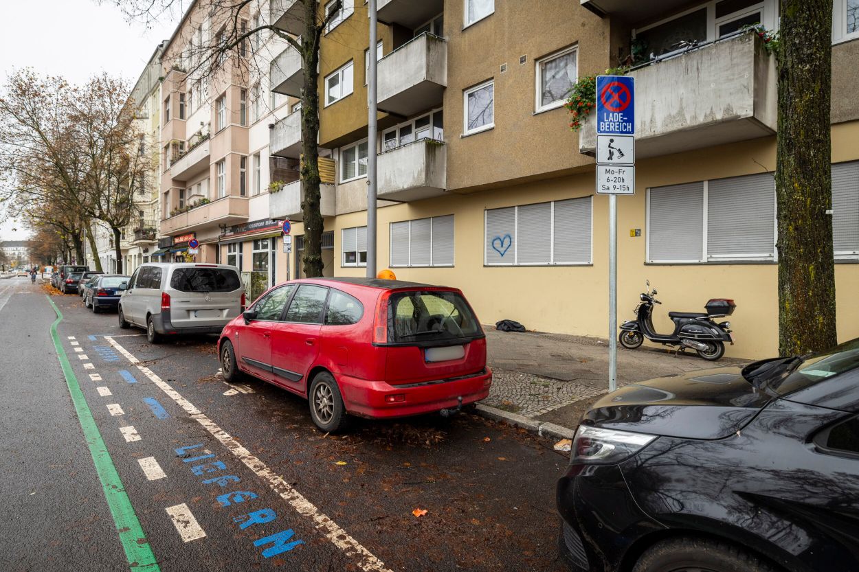Die Parkplätze sind in erster Linie Anwohner:innen vorbehalten. Das Be- und Entladen ermöglichen zwei neue Lieferzonen.