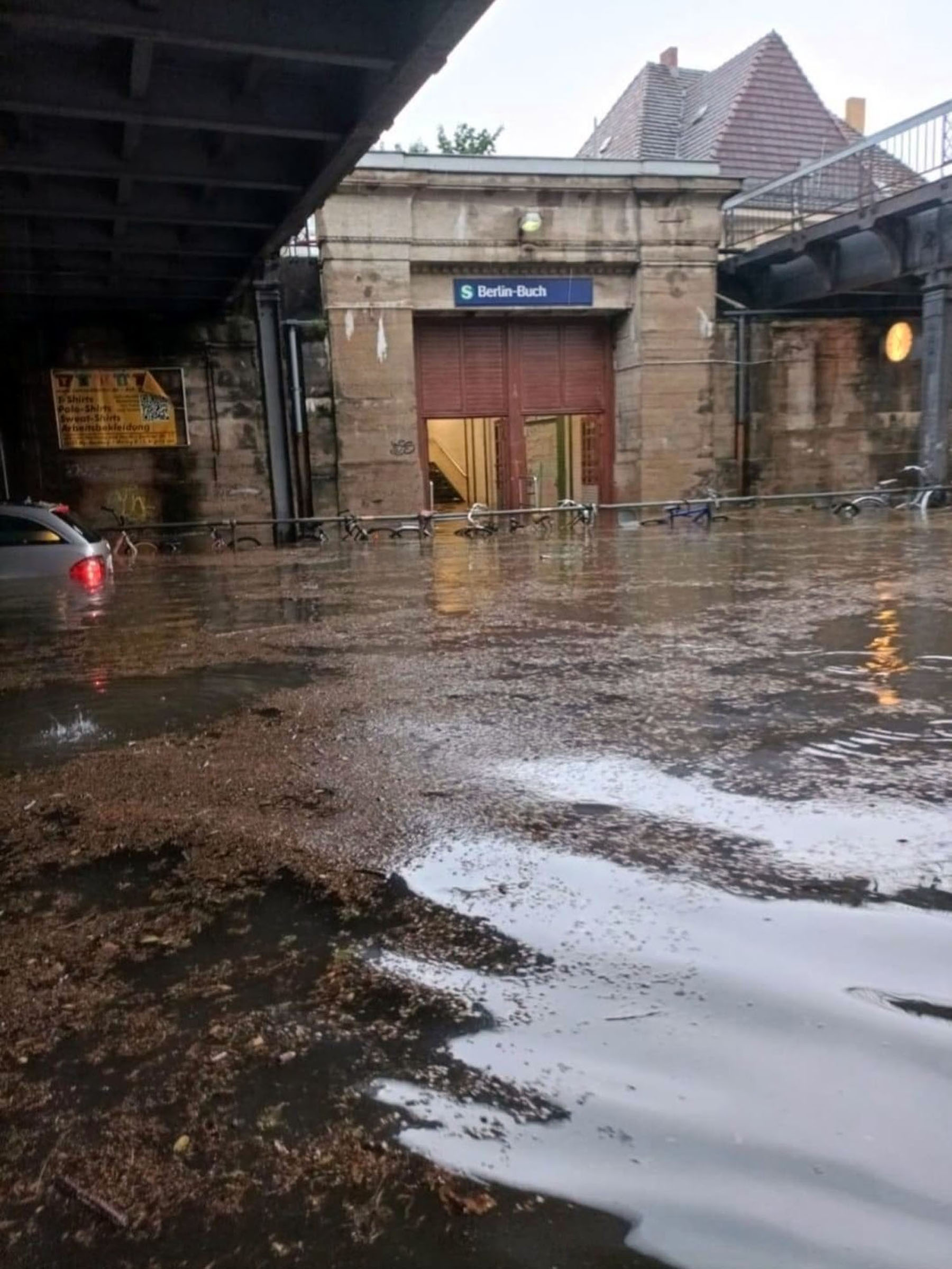 Durch Starkregen ausgelöste Überflutung am S-Bahnhof Berlin-Buch.
