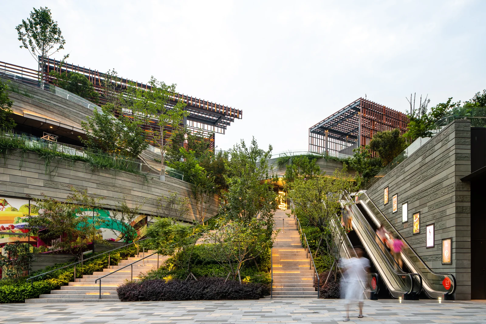 Aufgang zum Dachpark des Einkaufszentrums Wuhan Xintiandi Horizon North Pavilion im Stadtteil HankouAufgang zum Dachpark des Einkaufszentrums Wuhan Xintiandi Horizon North Pavilion im Stadtteil Hankou