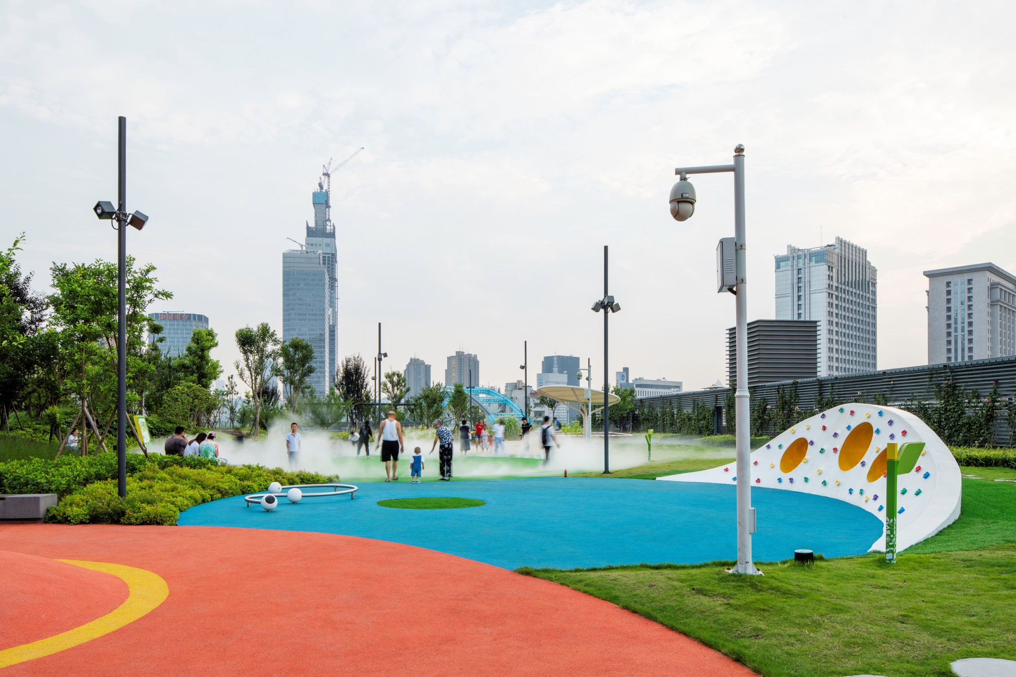 Headerbild für das Schwammstadt Projektbeispiel Wuhan. Dargestellt ist der Dachpark des Einkaufszentrums Wuhan Xintiandi Horizon North Pavilion .
