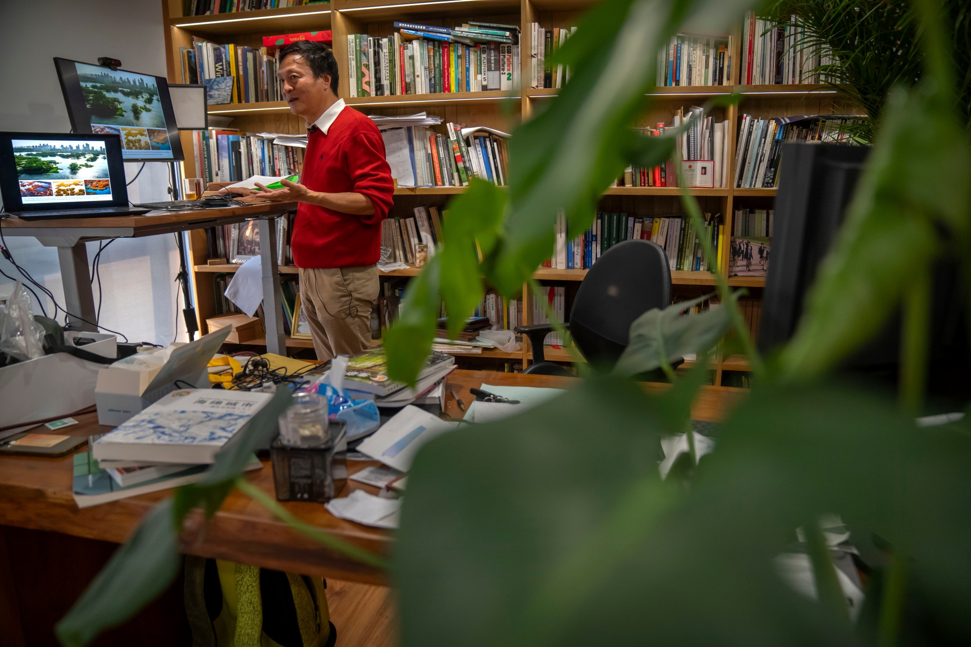 Architekt Yu Kongjian bei einem Interview 2022 in seinem Büro in Peking.