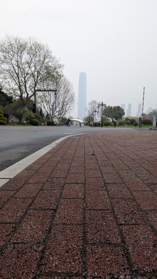 Nahaufnahme von verlegtem Sickerpflaster auf einem Gehweg in Wuhan.