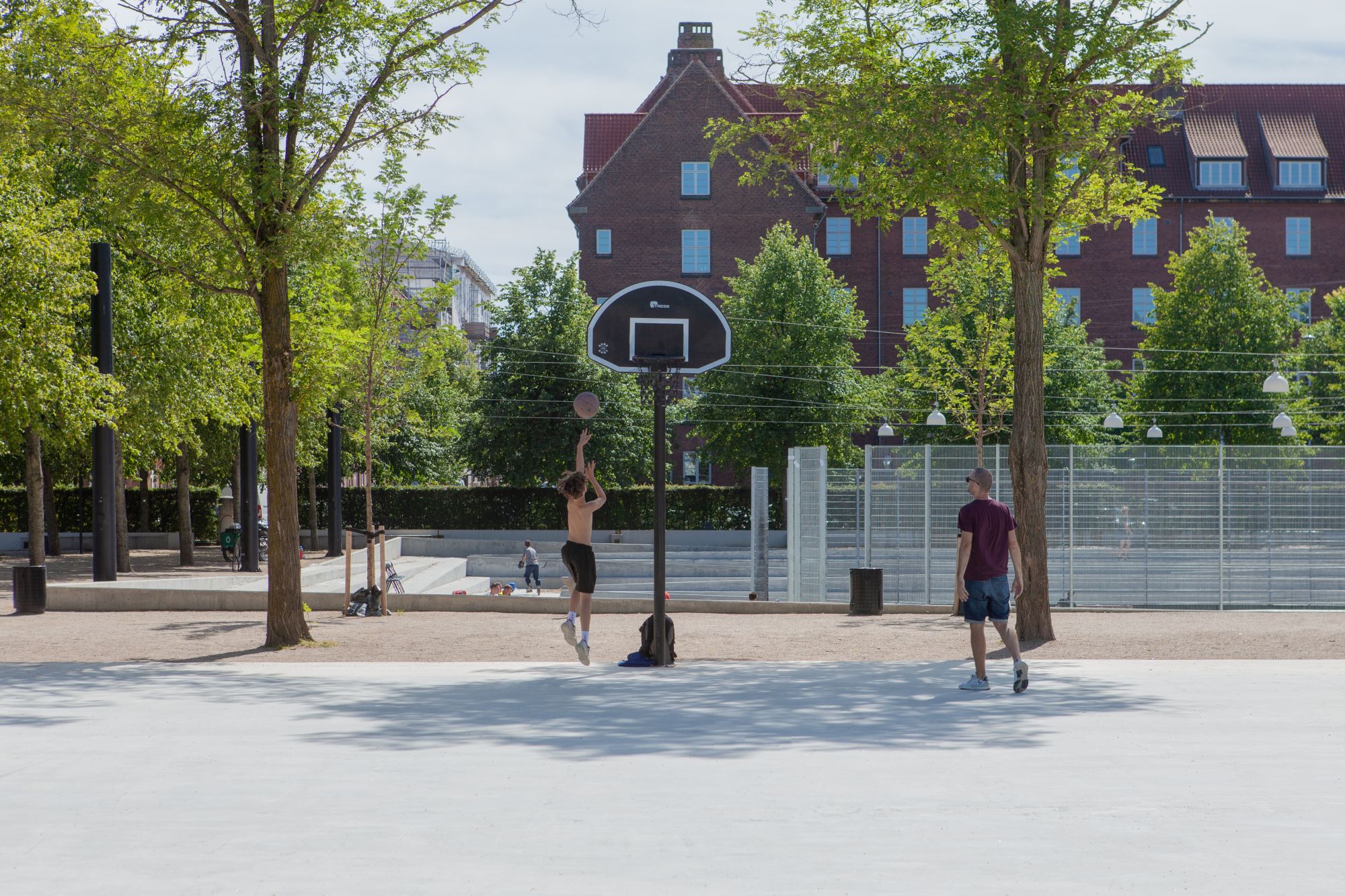 Der Bühnenplatz im nördlichen Teil des Parks dient als sozialer Treffpunkt, wird unter anderem für Märkte, Kunst- und Kulturveranstaltungen genutzt. Der befestigte Platz liegt leicht erhöht, sodass Regenwasser in die umliegenden, wasserdurchlässigen Bereiche abfließt.
