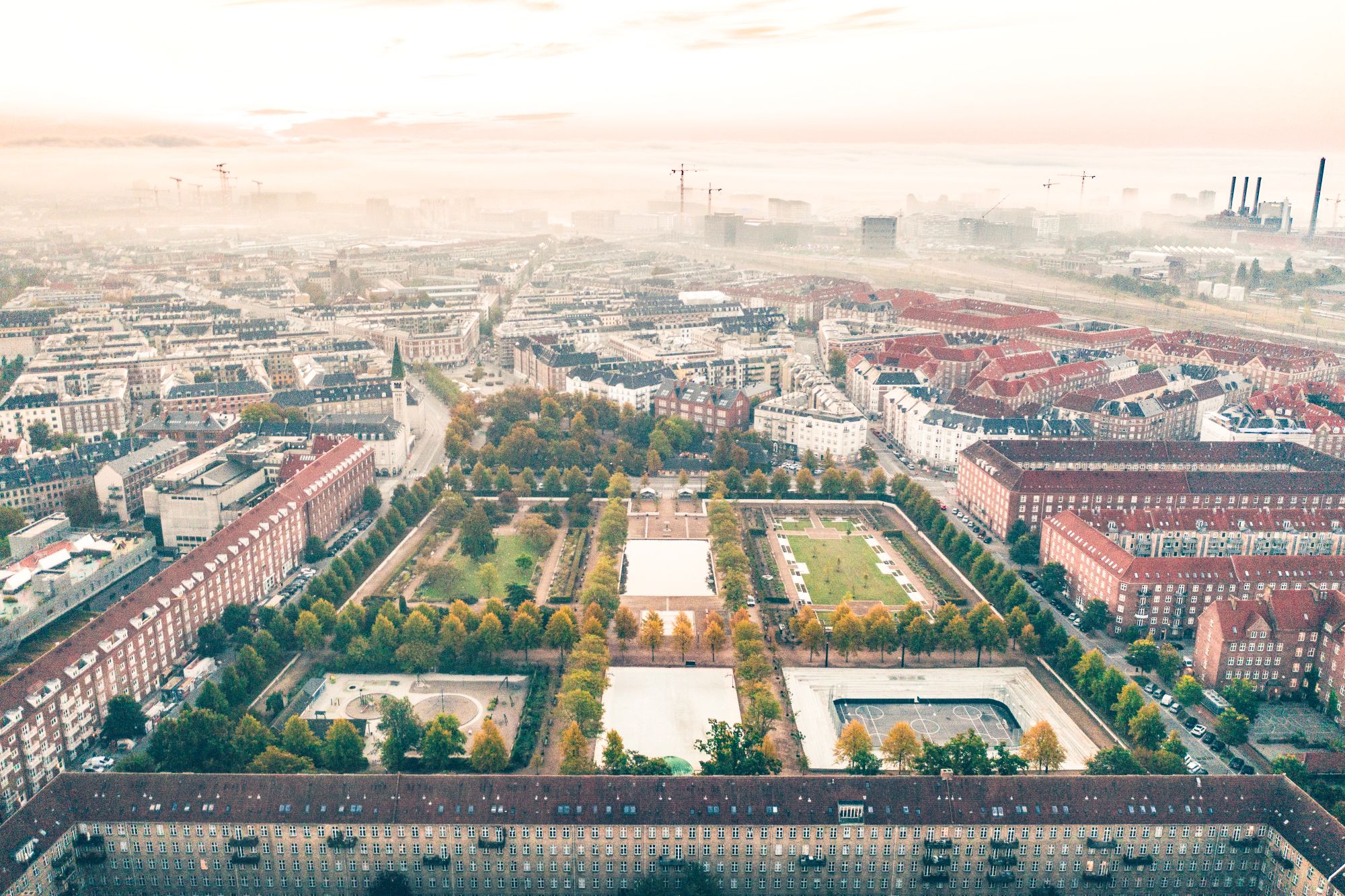 Enghave Park im Kopenhagener Stadtteil Vesterbro - Luftbild zeigt Rosen- und Staudengarten, mehrere Sportfelder sowie Spielbereiche.