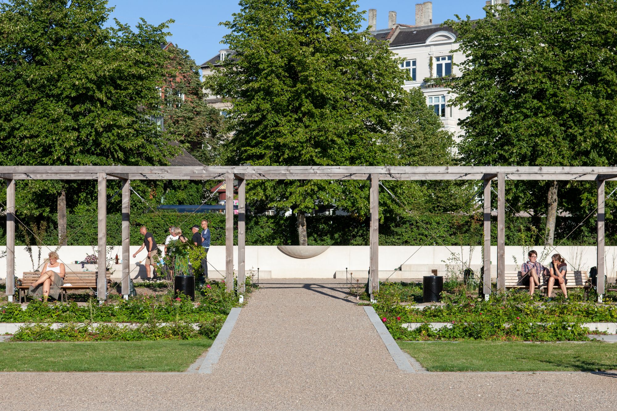 Am unteren Ende des Parks dient eine unterbrochene Mauer als Ein- und Ausgang. Im Boden ist ein Tor eingelassen. Dieses verschließt den Durchbruch in der Mauer, sobald sich Oberflächenwasser sammelt.