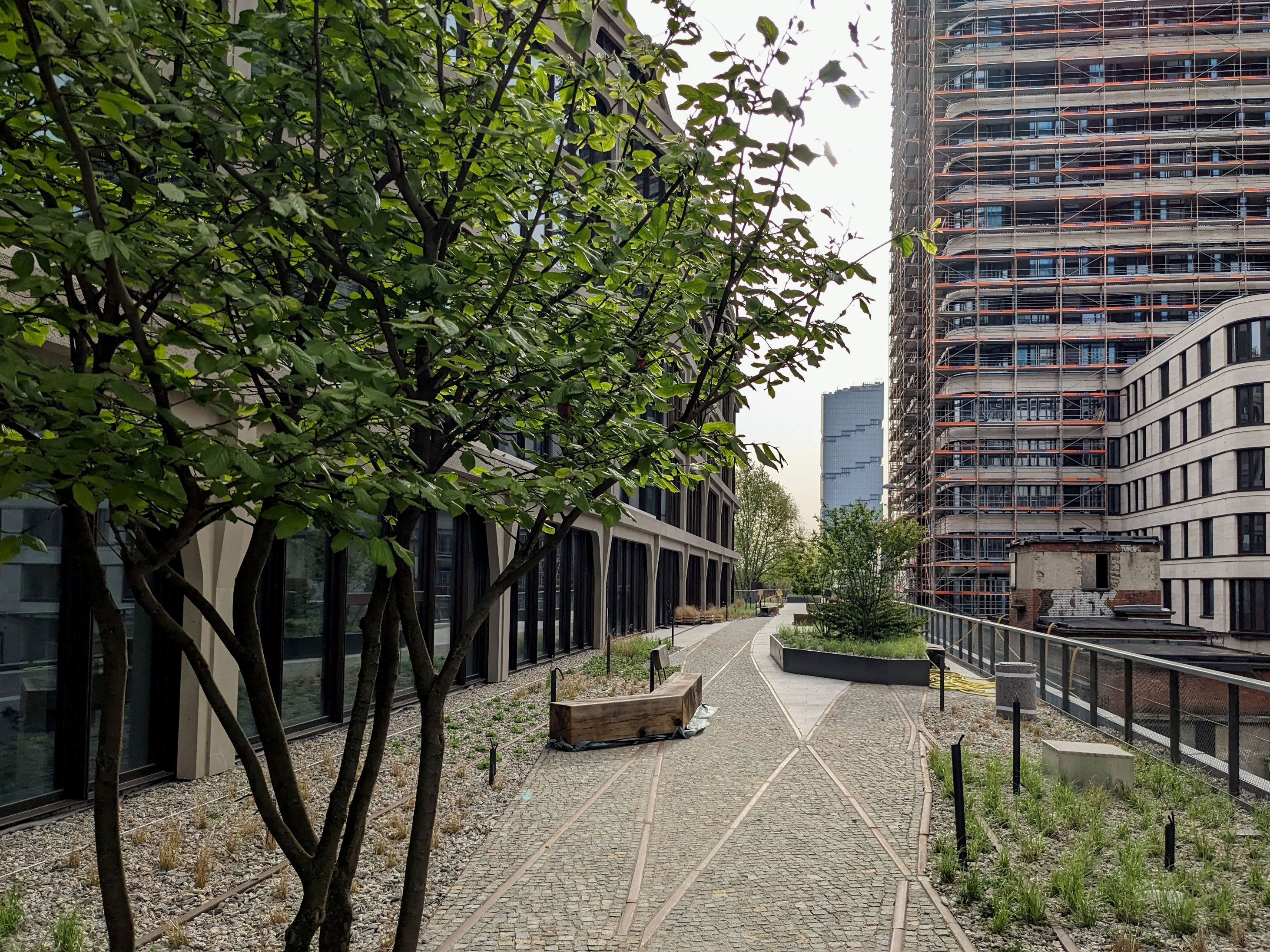 Begrünte Terrasse des ehemaligen Bahnviadukts nach der Fertigstellung des Projekts Postbahnhof.