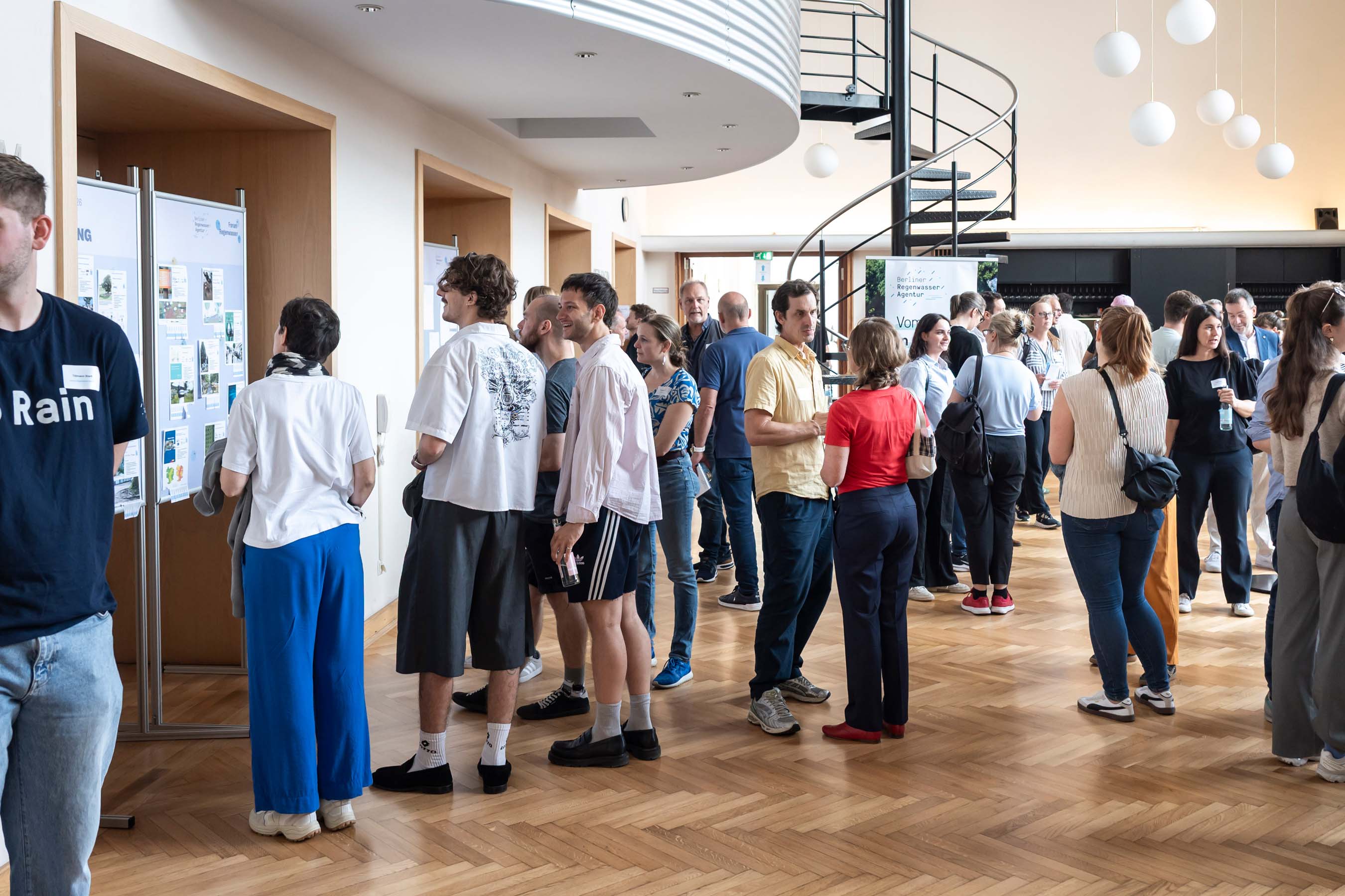 Forum Regenwasser 2026 - Austausch im Foyer der Joseph-Joachim-Konzertsaal der Universität der Künste Berlin (UdK).