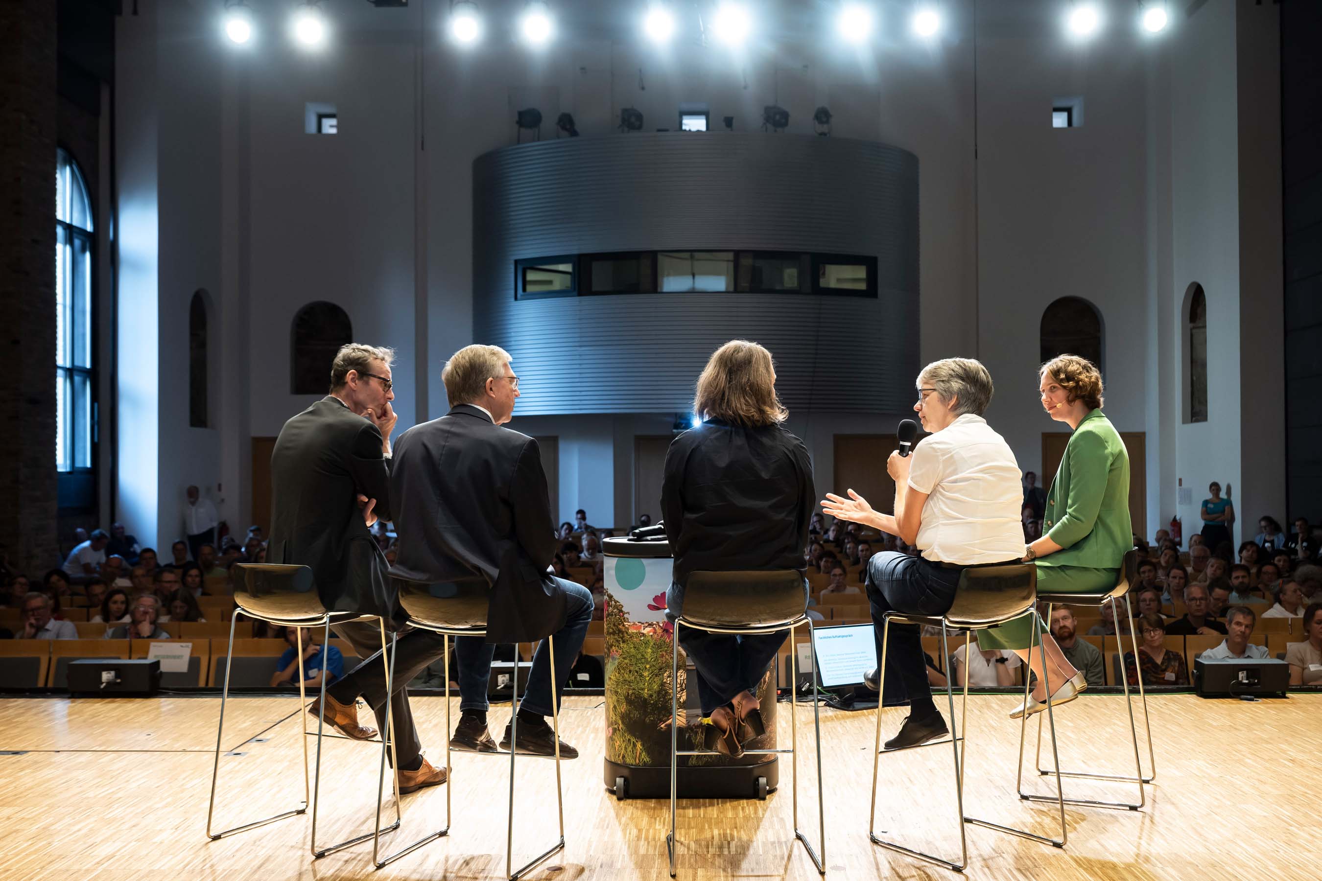 Moderiertes Auftaktgespräch des Forum Regenwassers 2026 zum Thema Regenwasser & Baum.