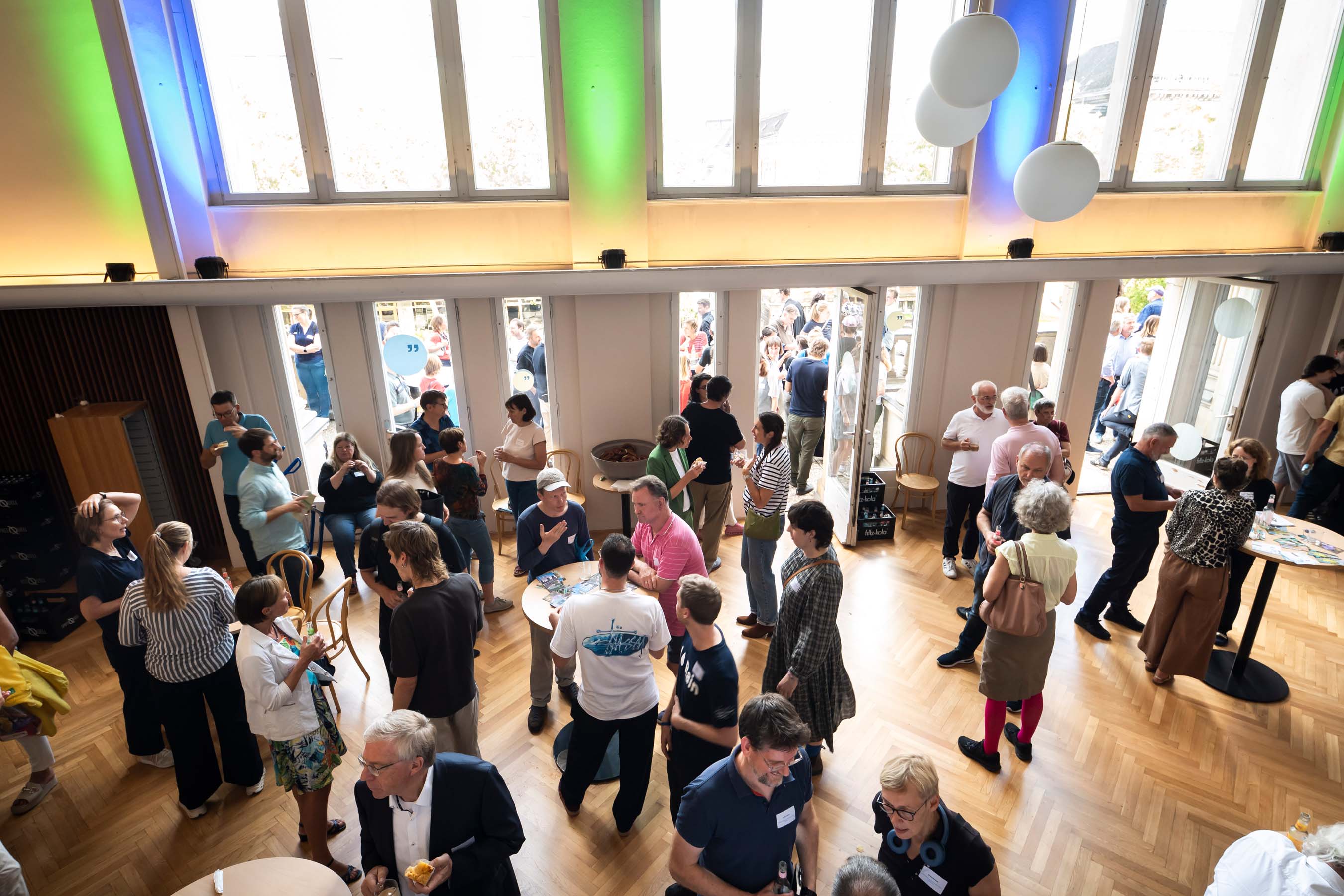Foyer des Joseph-Joachim-Konzertsaal der Universität der Künste Berlin (UdK) - Austausch und Gesprächszeit während des Forum Regenwassers 2026.