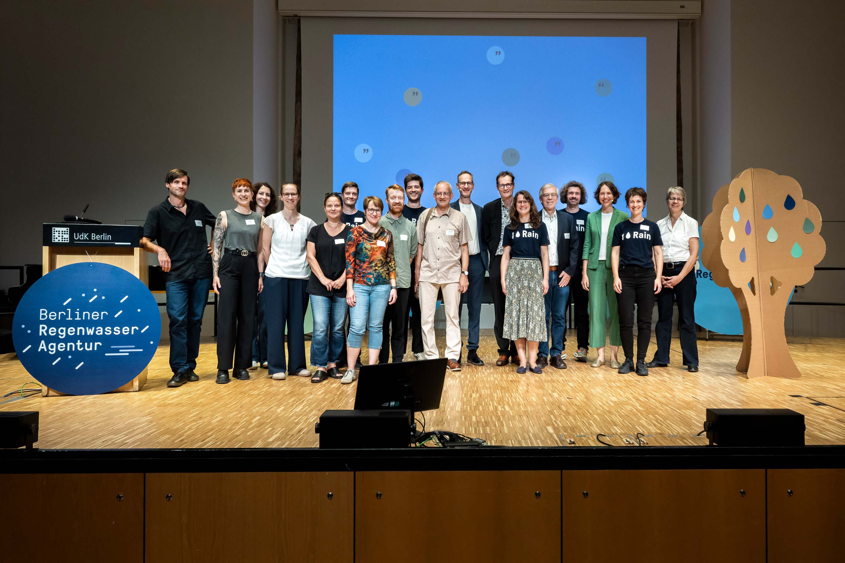 Referentinnen und das Team der Regenwasseragentur auf der Bühne des Forum Regenwassers 2026.